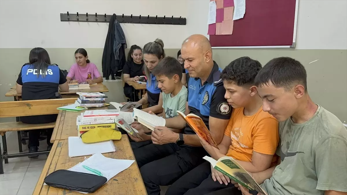 Polislerden Öğrencilere Kitap Desteği