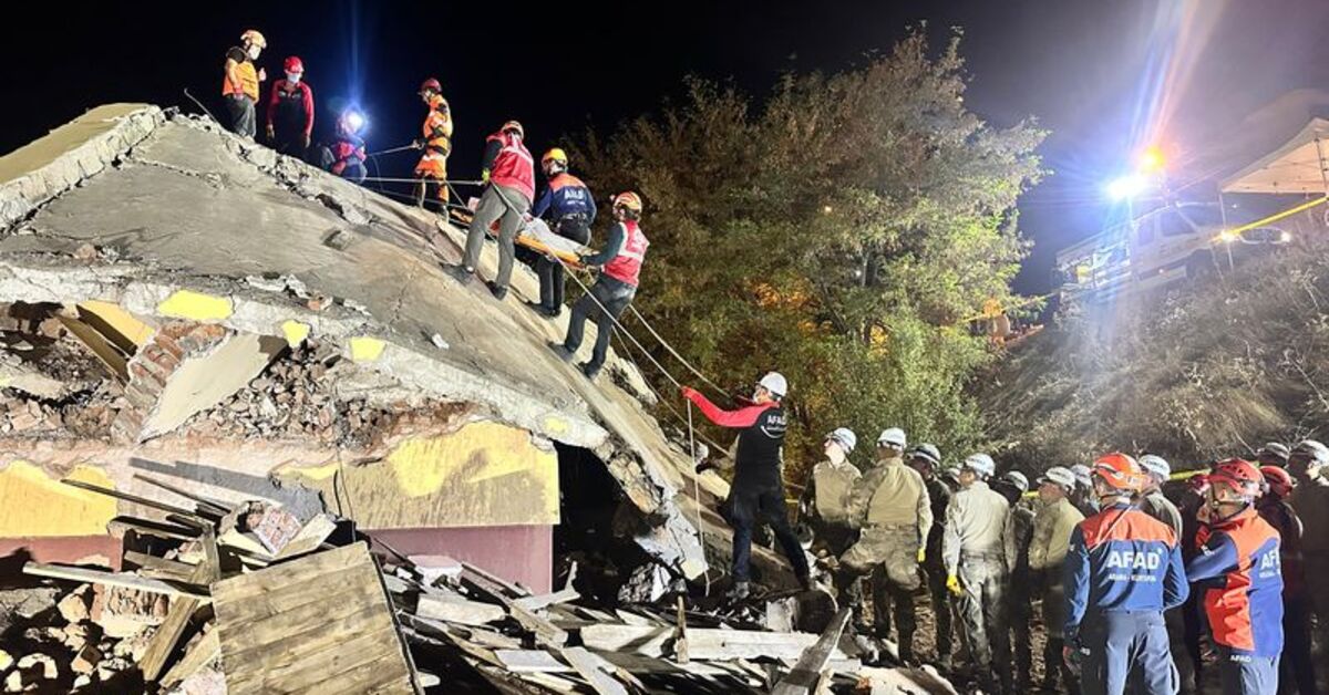 Tunceli’de yıkılan hasarlı binada ‘deprem sonrası’ tatbikatı