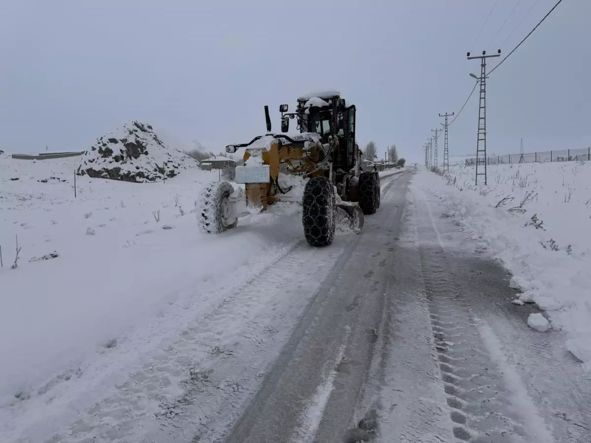 Van’da Kar Yağışı Nedeniyle Kapatılan Yolların Açılması Devam Ediyor