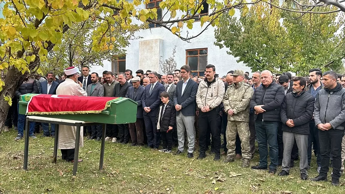 Van’daki silahlı saldırıda hayatını kaybeden sağlık çalışanı son yolculuğuna uğurlandı