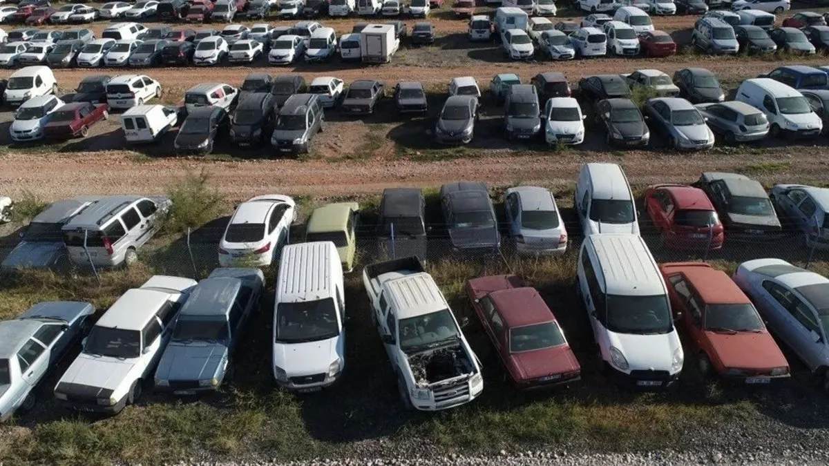 Yediemin otoparklarındaki araçların satış usulüne düzenleme: 6 ay içinde teslim alınmayan araçların satışı kolaylaşacak