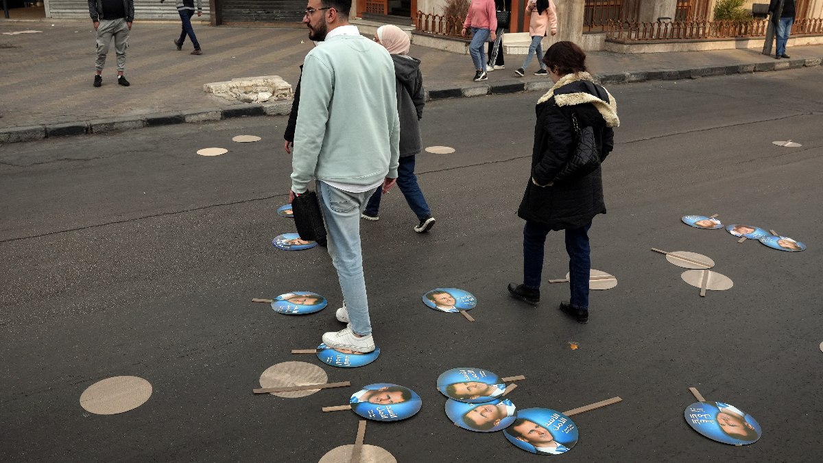 Suriye’de Esad’ın posterleri ayaklar altında