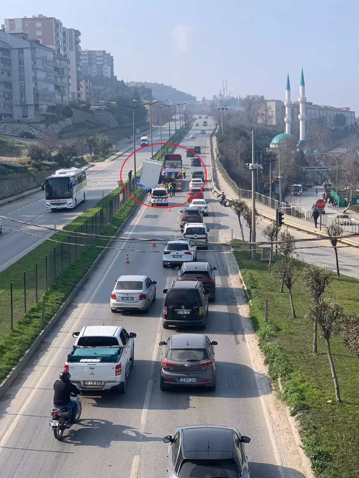 Gemlik’te TIR’ın Yükü Refüje Düştü, Yol Trafiğe Kapandı