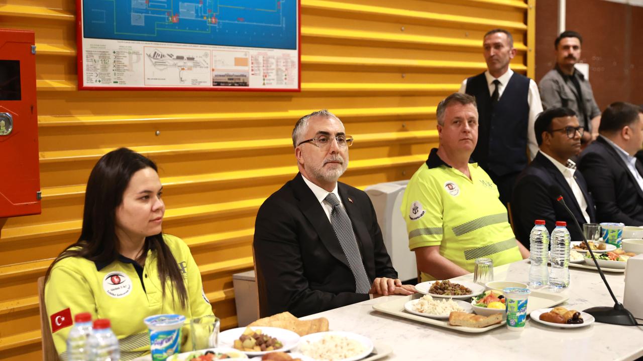 Bakan Işıkhan, Mersin’de liman işçileriyle iftarda buluştu